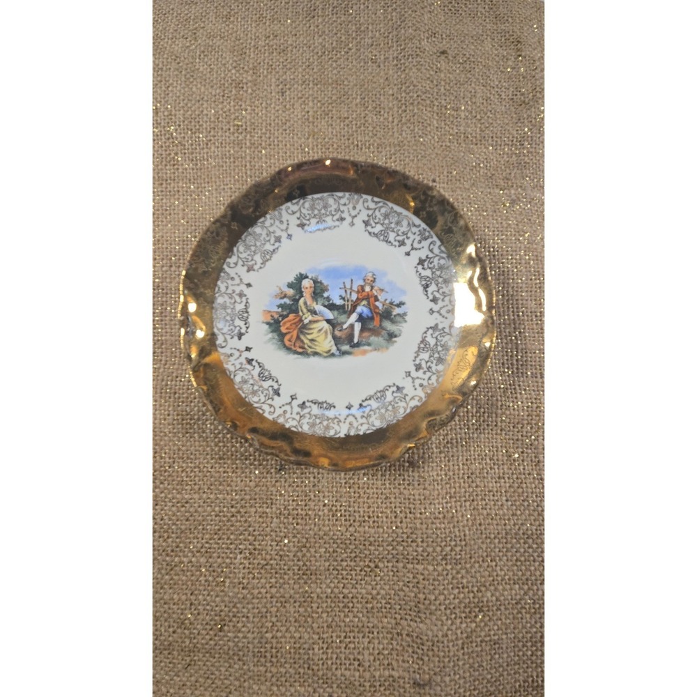 CC-1567.  Vintage  small decorative plate